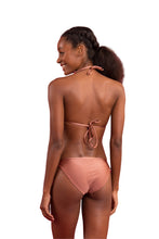 Laden Sie das Bild in den Galerie-Viewer, Model Back: Rio De Sol Bas Bottom Shimmer-Copper Ibiza-Comfy