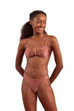 Laden Sie das Bild in den Galerie-Viewer, Model Front: Rio De Sol Bas Bottom Shimmer-Copper Nice-Fio