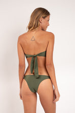 Laden Sie das Bild in den Galerie-Viewer, Model Back: Rio De Sol Bas Bottom Shimmer-Croco Leblon