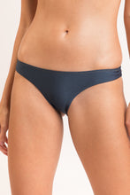 Laden Sie das Bild in den Galerie-Viewer, Gallery: Rio De Sol Bas Bottom Shimmer-Shark Essential-Comfy
