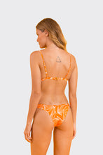 Carica l'immagine nel visualizzatore di Gallery, Model Back: Rio De Sol Bas Bottom Trail-Orange Essential