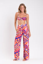 Laden Sie das Bild in den Galerie-Viewer, Model Front: Rio De Sol Pantalon De Plage Funny Wide Pants