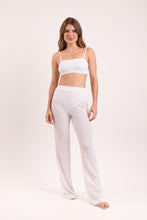 Carica l'immagine nel visualizzatore di Gallery, Model Front: Rio De Sol Pantalon De Plage Memphis-White Pants Lana