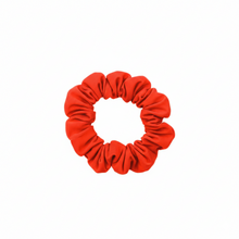 Laden Sie das Bild in den Galerie-Viewer, Product Front: Rio De Sol Chouchou Rouge Scrunchie