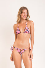 Carica l'immagine nel visualizzatore di Gallery, Model Front: Rio De Sol Ensemble Set Amore-Pink Tri-Inv Lacinho