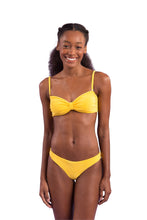 Laden Sie das Bild in den Galerie-Viewer, Model Front: Rio De Sol Ensemble Set Malibu-Yellow Bandeau-Duo Essential