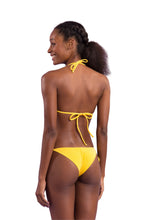 Laden Sie das Bild in den Galerie-Viewer, Model Back: Rio De Sol Ensemble Set Malibu-Yellow Tri-Inv Cheeky-Tie