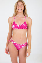 Laden Sie das Bild in den Galerie-Viewer, Model Front: Rio De Sol Ensemble Set Pink-Palms Bralette Madrid