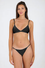 Laden Sie das Bild in den Galerie-Viewer, Model Front: Rio De Sol Ensemble Set Shimmer-Black Tri-Fixo California