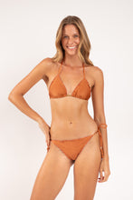 Carica l'immagine nel visualizzatore di Gallery, Model Front: Rio De Sol Ensemble Set Shimmer-Nocciola Frufru