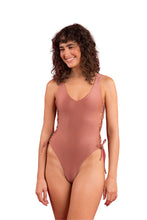 Laden Sie das Bild in den Galerie-Viewer, Model Front: Rio De Sol Une Pièce Shimmer-Copper Zoe