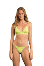 Laden Sie das Bild in den Galerie-Viewer, Model Front: Rio De Sol Haut Top Bora-Citrus Tri-Cos