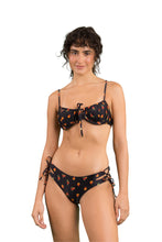 Laden Sie das Bild in den Galerie-Viewer, Model Front: Rio De Sol Haut Top Cashew Balconet-Tie