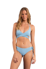 Carica l'immagine nel visualizzatore di Gallery, Model Front: Rio De Sol Haut Top Dots-Sky Kate