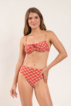 Laden Sie das Bild in den Galerie-Viewer, Model Front: Rio De Sol Haut Top Floral-Scales Balconet-Tie