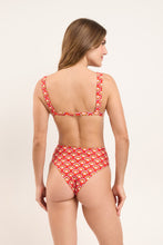 Laden Sie das Bild in den Galerie-Viewer, Model Back: Rio De Sol Haut Top Floral-Scales Hera