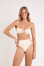 Laden Sie das Bild in den Galerie-Viewer, Model Front: Rio De Sol Haut Top Malibu-Natural Bandeau-Iris