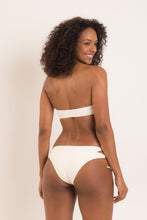 Laden Sie das Bild in den Galerie-Viewer, Model Back: Rio De Sol Haut Top Off-White Bandeau-Reto