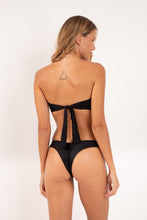 Laden Sie das Bild in den Galerie-Viewer, Model Back: Rio De Sol Haut Top Shimmer-Black Mavi