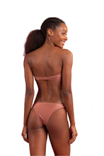 Laden Sie das Bild in den Galerie-Viewer, Model Back: Rio De Sol Haut Top Shimmer-Copper Bandeau-Joy