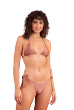 Laden Sie das Bild in den Galerie-Viewer, Model Front: Rio De Sol Haut Top Shimmer-Copper Tri-Inv