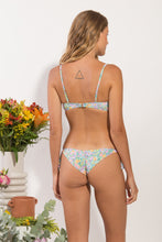 Laden Sie das Bild in den Galerie-Viewer, Model Back: Rio De Sol Haut Top Tiny-Garden Bandeau-Knot