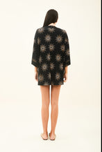 Carica l'immagine nel visualizzatore di Gallery, Model Back: Uv Line Vêtement De Plage Kimono Shine-Preto Upf50+