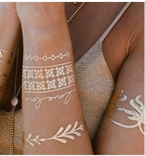 Temporäre Tattoos, das Schmuckaccessoire dieses Sommers