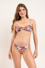 Laden Sie das Bild in den Galerie-Viewer, Model Front: Rio De Sol Ensemble Set Garden-Flower Bandeau-Joy Essential
