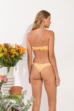 Laden Sie das Bild in den Galerie-Viewer, Model Back: Rio De Sol Haut Top Sunny-Forest Bandeau-Reto
