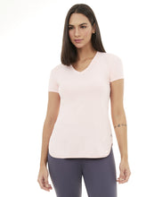 Laden Sie das Bild in den Galerie-Viewer, Model Front: Alto Giro Fitness Haut T-Shirt Skin Fit Alongada Gola V Rosa Respire
