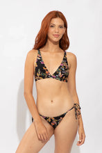 Laden Sie das Bild in den Galerie-Viewer, Model Front: Rio De Sol Haut Top Flora Alba
