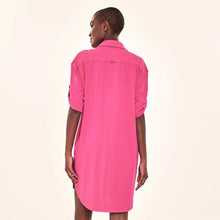 Laden Sie das Bild in den Galerie-Viewer, Model Back: Uv Line Chemise Shirtdress Copenhagen Cherry Hot Pink Upf50+
