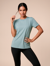 Laden Sie das Bild in den Galerie-Viewer, Gallery: Uv Line Haut De Plage T-Shirt Uvpro Fem Green Water Upf50+
