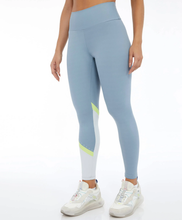 Laden Sie das Bild in den Galerie-Viewer, Model Front: Alto Giro Fitness Bas Legging Hyper Recorte Diagonal Cinza Wind
