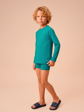 Laden Sie das Bild in den Galerie-Viewer, Model Front: Uv Line T-Shirt Longsleeve Uvpro Kids Green Sea Upf50+
