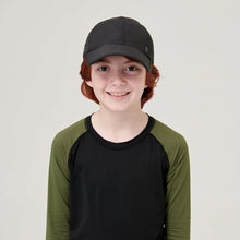 Laden Sie das Bild in den Galerie-Viewer, Model Front: Uv Line Casquette Cap Teens Colors Inf Black Upf50+
