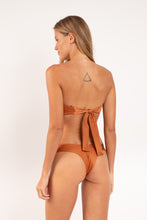 Carica l'immagine nel visualizzatore di Gallery, Model Back: Rio De Sol Haut Top Shimmer-Nocciola Mavi
