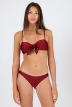Laden Sie das Bild in den Galerie-Viewer, Model Front: Rio De Sol Ensemble Set Shimmer-Divino Bandeau-Knot Essential
