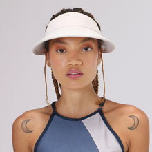 Laden Sie das Bild in den Galerie-Viewer, Model Front: Uv Line Visière Visor Leblon Areia Upf50+

