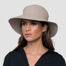 Carica l'immagine nel visualizzatore di Gallery, Model Front: Uv Line Bob Hat California Nac Fem Sand Upf50+
