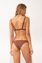 Laden Sie das Bild in den Galerie-Viewer, Model Back: Rio De Sol Ensemble Set Sand-Cappuccino Alba Leblon

