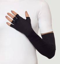 Charger l'image dans la galerie, Model Front: Uv Line Gants Extra Long Gloves Uni Black Upf50+
