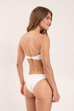 Laden Sie das Bild in den Galerie-Viewer, Model Back: Rio De Sol Haut Top Sand-White Kora

