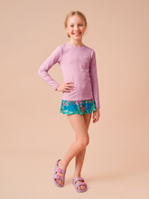 Laden Sie das Bild in den Galerie-Viewer, Model Front: Uv Line T-Shirt Longsleeve Uvpro Kids Rose Upf50+
