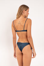 Laden Sie das Bild in den Galerie-Viewer, Model Back: Rio De Sol Bas Bottom Shimmer-Shark Cheeky-Tie-Gold
