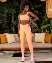 Carica l'immagine nel visualizzatore di Gallery, Model Front: Alto Giro Fitness Haut Top Verticale Detalhe Tiras Laranja Gym
