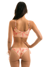 Laden Sie das Bild in den Galerie-Viewer, Model Back: Rio De Sol Haut Top Banana Rose Bra
