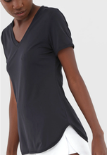 Laden Sie das Bild in den Galerie-Viewer, Image 05: Alto Giro Fitness Haut T-Shirt Skin Fit Alongada Gola V Preto
