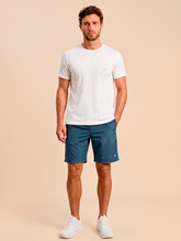Laden Sie das Bild in den Galerie-Viewer, Model Front: Uv Line Bermuda / Short Pour Homme Shorts New Fit Masc Steel Upf50+
